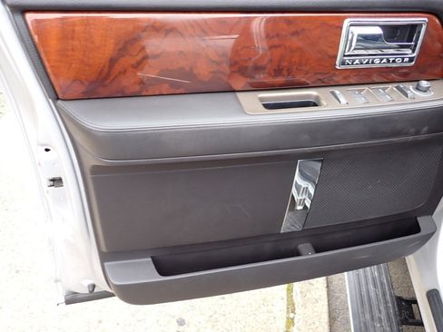 Used 2011 Lincoln Navigator 4WD image 30