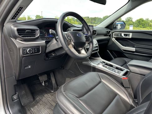 Used 2024 Ford Explorer XLT AWD/4WD image 21