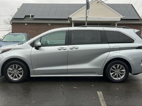 Used 2024 Toyota Sienna XLE image 8