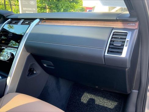 Certified 2025 Land Rover Discovery Dynamic SE AWD/4WD image 18