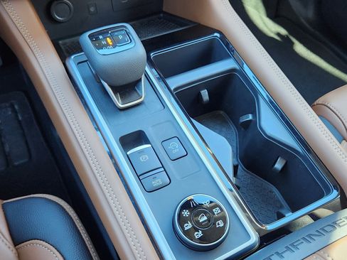 Used 2025 Nissan Pathfinder Platinum image 27