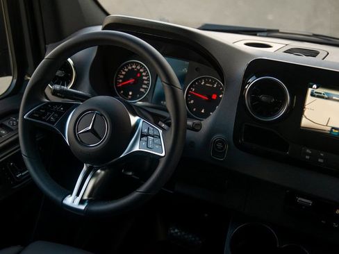 Used 2025 Mercedes-Benz Sprinter 2500 image 28