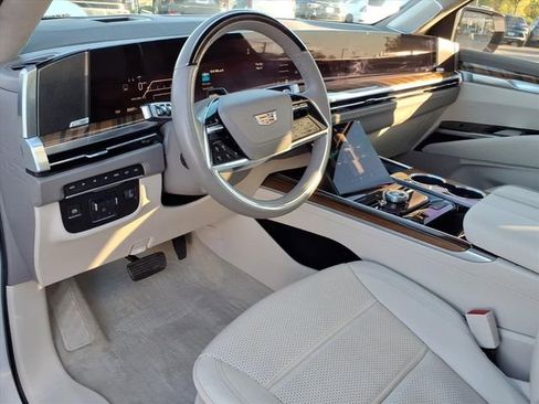 Used 2025 Cadillac Escalade Sport Platinum AWD/4WD image 3