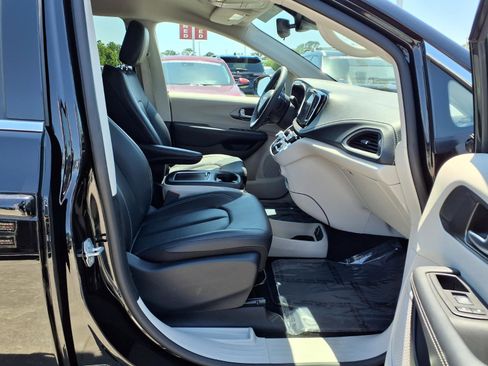 Used 2024 Chrysler Pacifica Touring-L FWD image 7