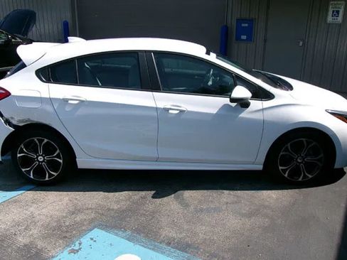 Used 2019 Chevrolet Cruze LT w/ Convenience Package FWD image 2