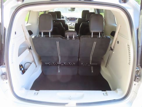 Used 2023 Chrysler Pacifica Touring-L image 14