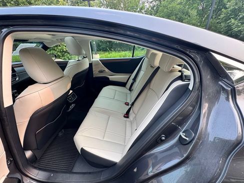 Used 2025 Lexus ES 300h w/ Luxury Package FWD image 3