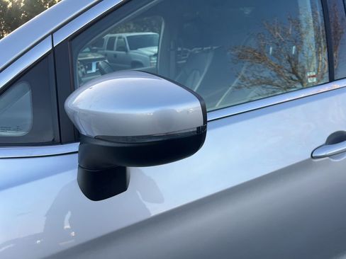 Used 2023 Chrysler Pacifica Touring-L image 41