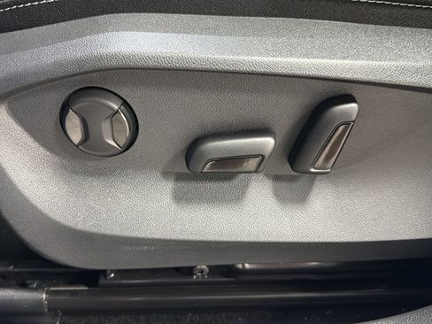 Certified 2025 Volkswagen Taos SEL AWD/4WD image 18