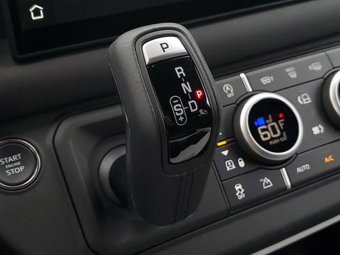 Used 2025 Land Rover Defender 130 X-Dynamic SE image 29