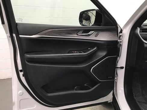 Used 2024 Jeep Grand Cherokee Limited 4xe image 9