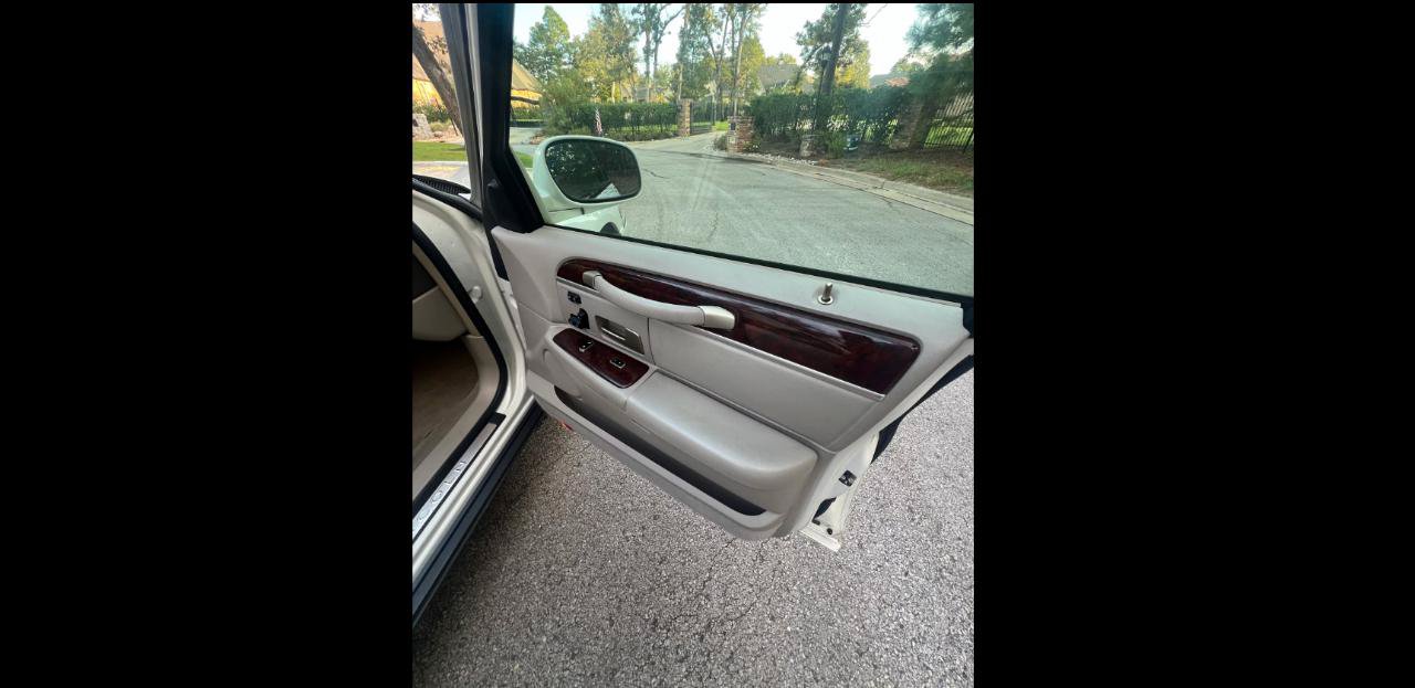 Used 2006 Lincoln Town Car Signature Limited RWD image 21
