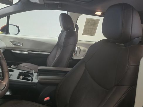 Used 2024 Toyota Sienna Platinum FWD image 21