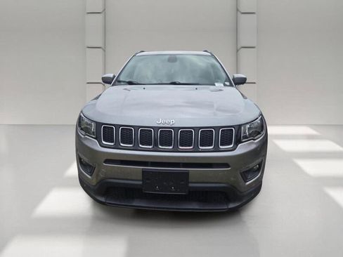 Used 2018 Jeep Compass Latitude FWD image 2