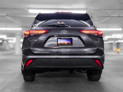 Used 2020 Toyota Highlander XLE AWD/4WD image 8