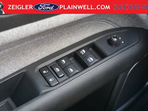 Used 2025 Jeep Compass Latitude AWD/4WD image 29