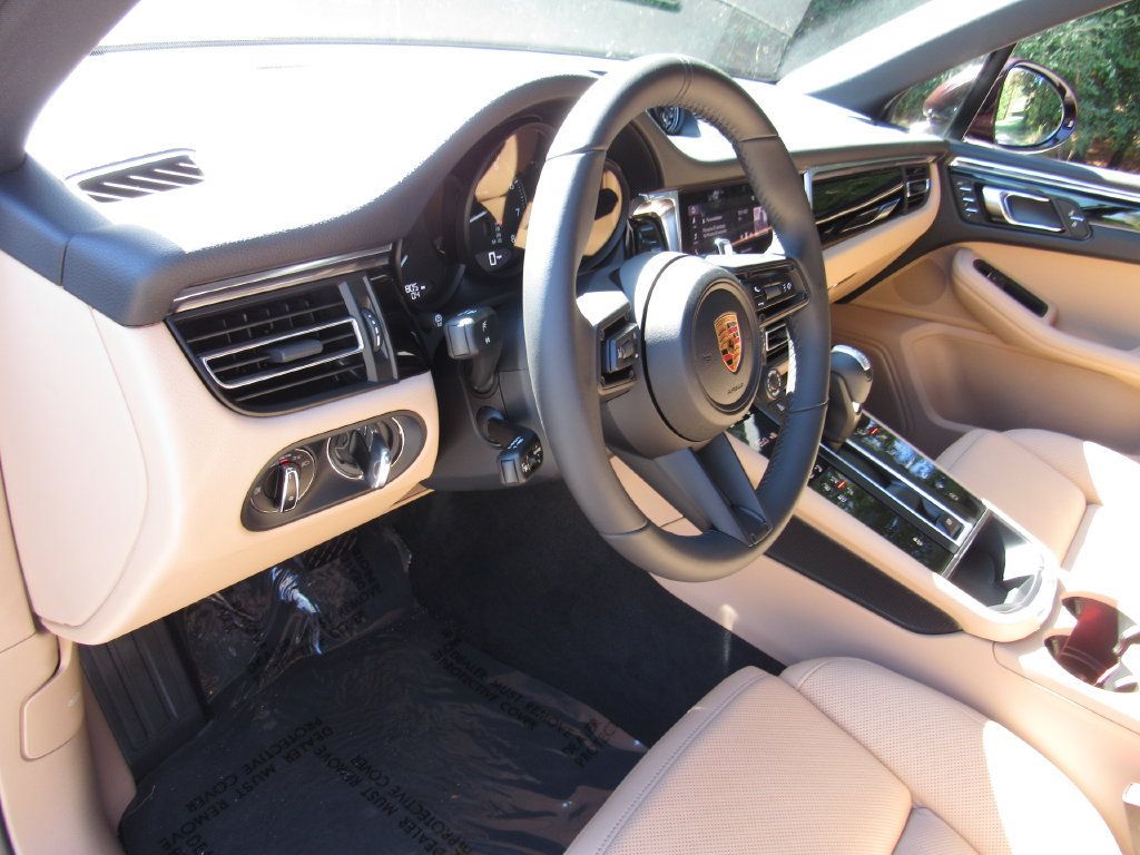 Certified 2026 Porsche Macan AWD/4WD image 4