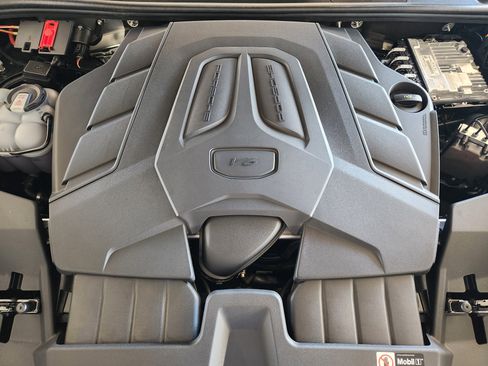 Certified 2025 Porsche Cayenne Coupe image 31