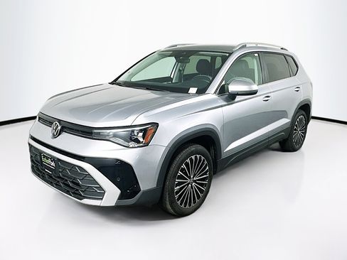 Used 2025 Volkswagen Taos SE FWD image 3