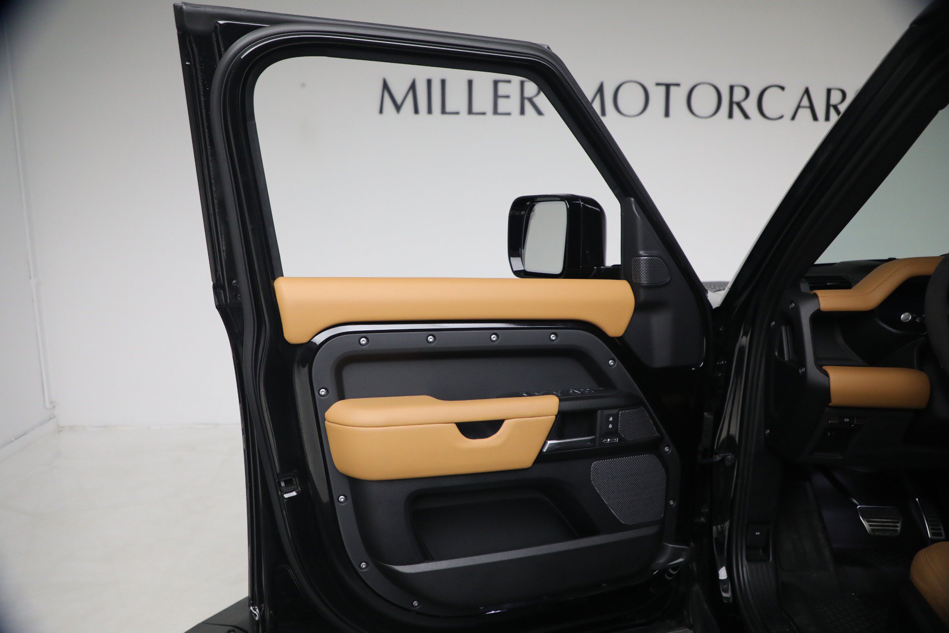 Used 2024 Land Rover Defender 110 V8 AWD/4WD image 29