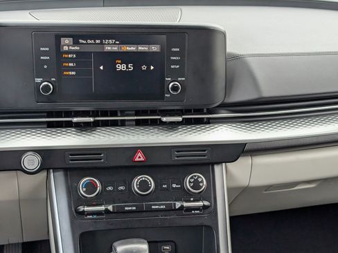 Used 2024 Kia Carnival LX image 17