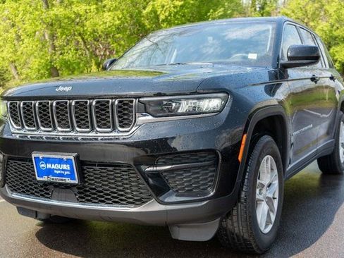 Used 2023 Jeep Grand Cherokee Laredo w/ Luxury Tech Group I AWD/4WD image 2