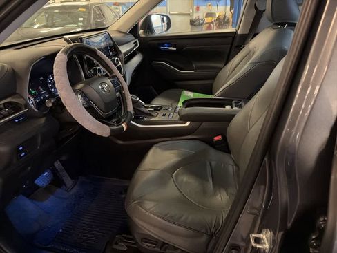 Used 2020 Toyota Highlander XLE image 32