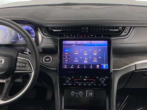 Used 2023 Jeep Grand Cherokee Limited AWD/4WD image 19