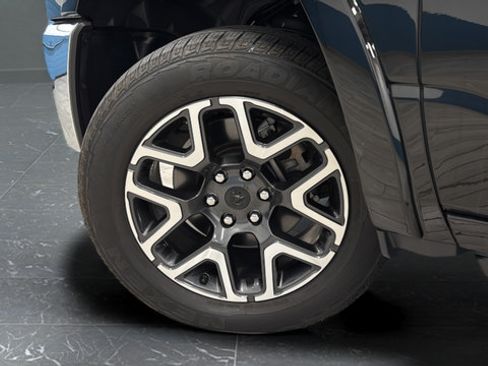 Used 2025 RAM 1500 Laramie AWD/4WD image 39