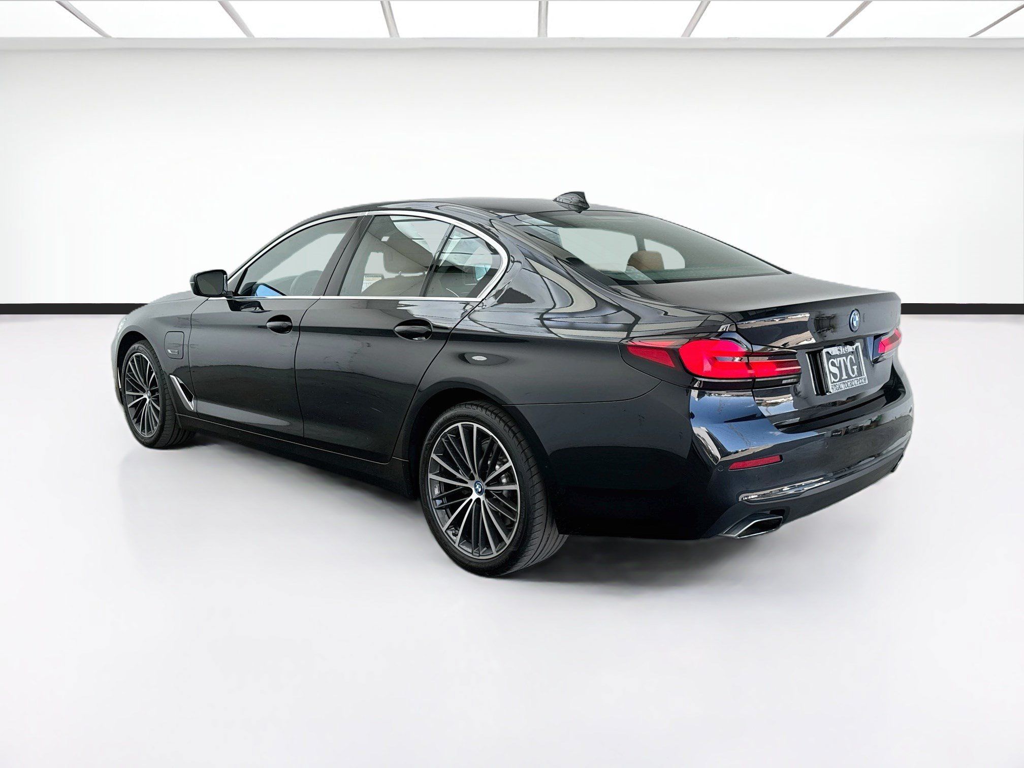 Used 2023 BMW 530e w/ Convenience Package RWD image 6