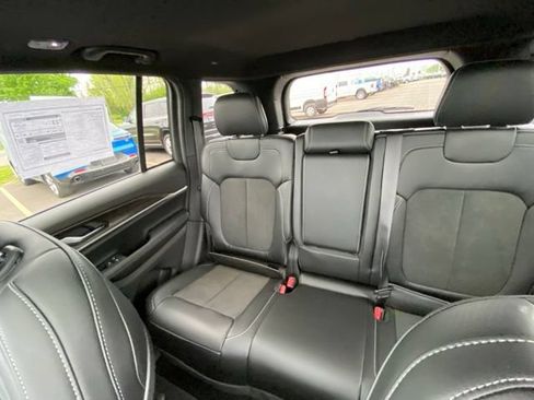 Used 2026 Jeep Grand Cherokee Altitude AWD/4WD image 11