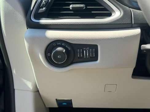 Used 2024 Chrysler Pacifica Touring-L FWD image 21