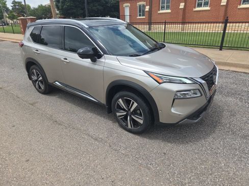 Used 2023 Nissan Rogue SL w/ SL Premium Package FWD image 2
