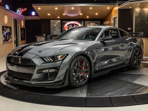 Used 2022 Ford Mustang Shelby GT500 w/ Carbon Fiber Track Pack RWD image 1
