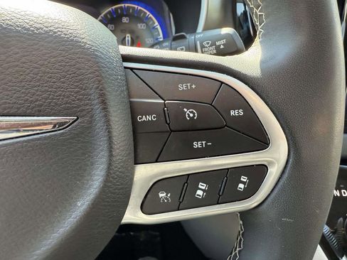 Used 2024 Chrysler Pacifica Touring-L FWD image 24