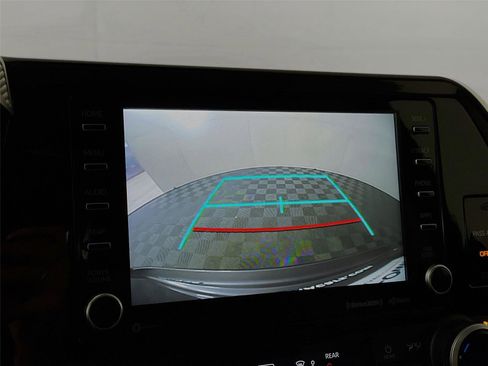 Used 2021 Toyota Highlander XLE image 18