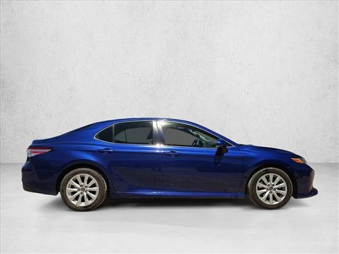 Used 2018 Toyota Camry LE FWD image 4