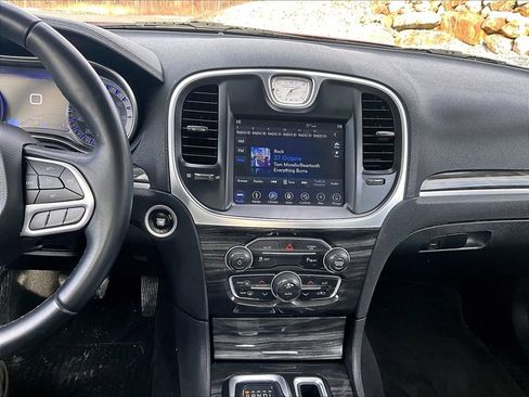 Used 2018 Chrysler 300 Touring L image 27