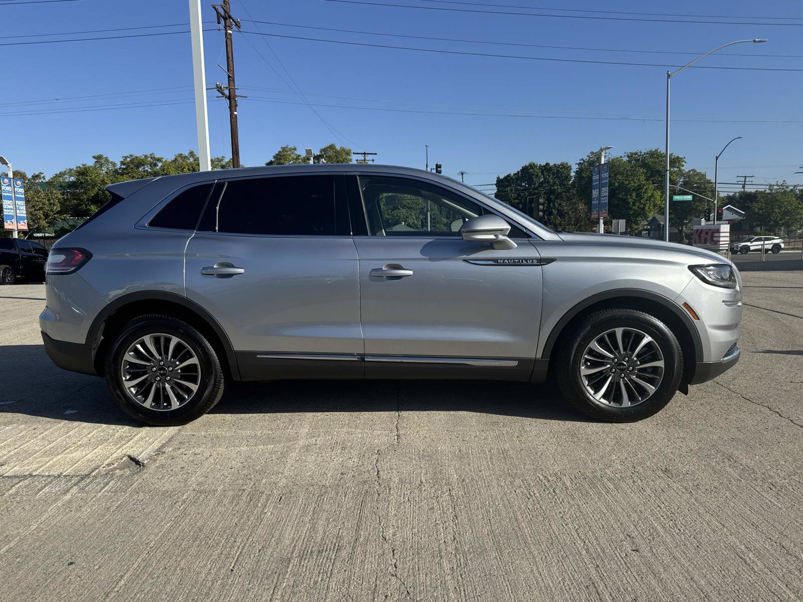 Used 2023 Lincoln Nautilus Reserve AWD/4WD image 2
