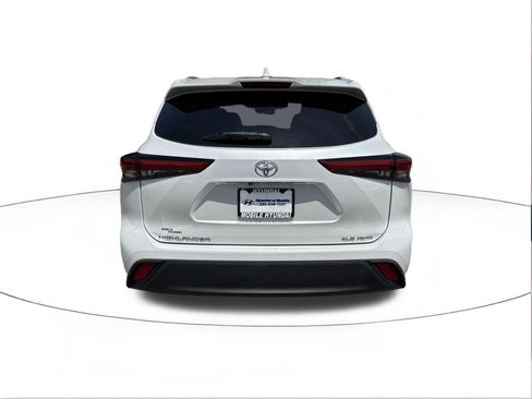 Used 2023 Toyota Highlander XLE AWD/4WD image 4