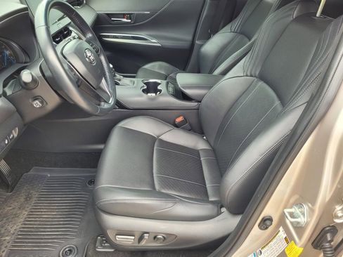 Used 2021 Toyota Venza XLE image 10