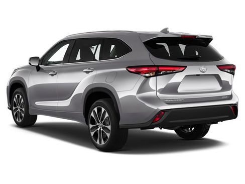Used 2024 Toyota Highlander XLE FWD image 2