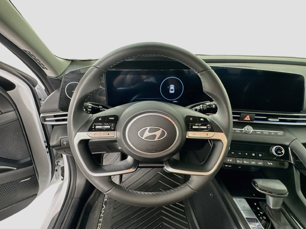 Certified 2025 Hyundai Elantra Limited FWD image 11