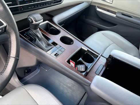 Used 2024 Toyota Sienna XLE image 20