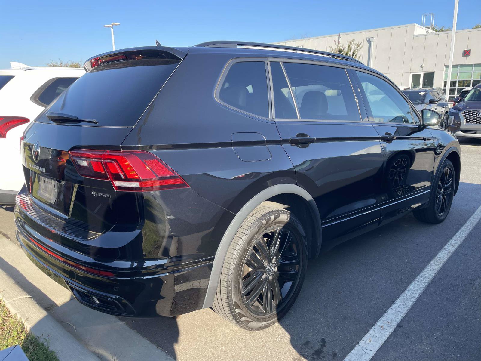 Used 2022 Volkswagen Tiguan SE R-Line AWD/4WD image 4