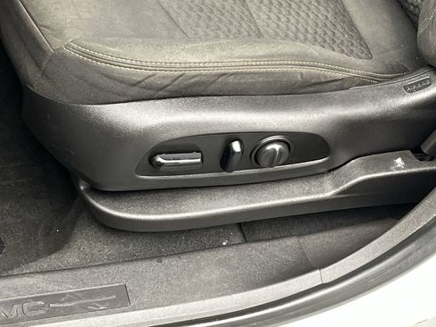 Used 2018 GMC Terrain SLE w/ Driver Convenience Package image 9