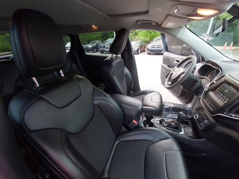 Used 2020 Jeep Cherokee Latitude Plus image 10