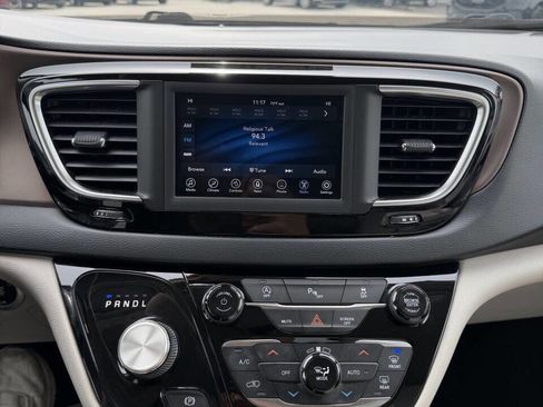 Used 2019 Chrysler Pacifica Touring-L image 15
