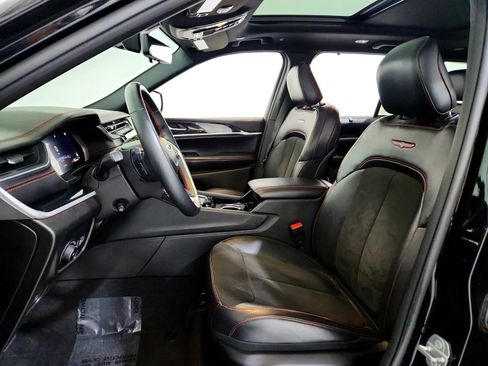 Used 2022 Jeep Grand Cherokee Trailhawk w/ Luxury Tech Group III image 9