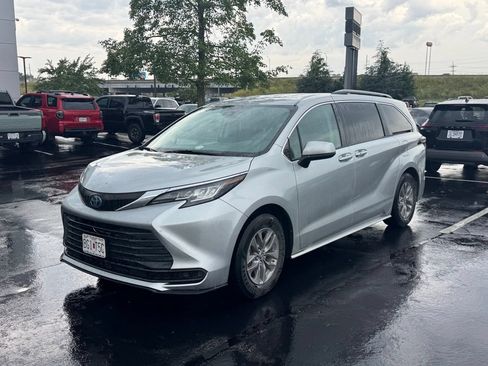 Used 2023 Toyota Sienna LE AWD/4WD image 2